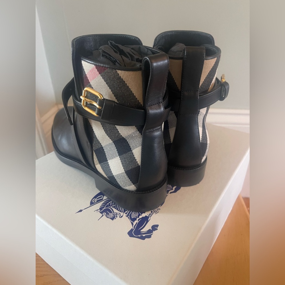 Burberry Boots Size 9 new, never worn